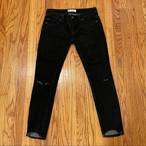 ** FREE PEOPLE Skinny Crop Distressed Jeans **